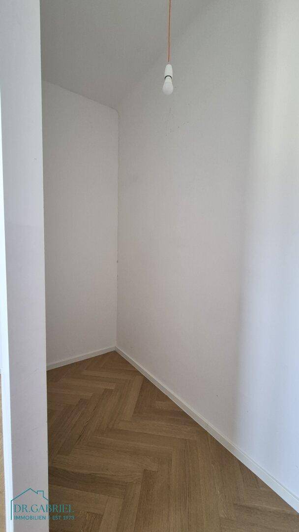 Kleiner, heller Abstellraum mit Fischgrätparkett, ideal für zusätzlichen Stauraum.