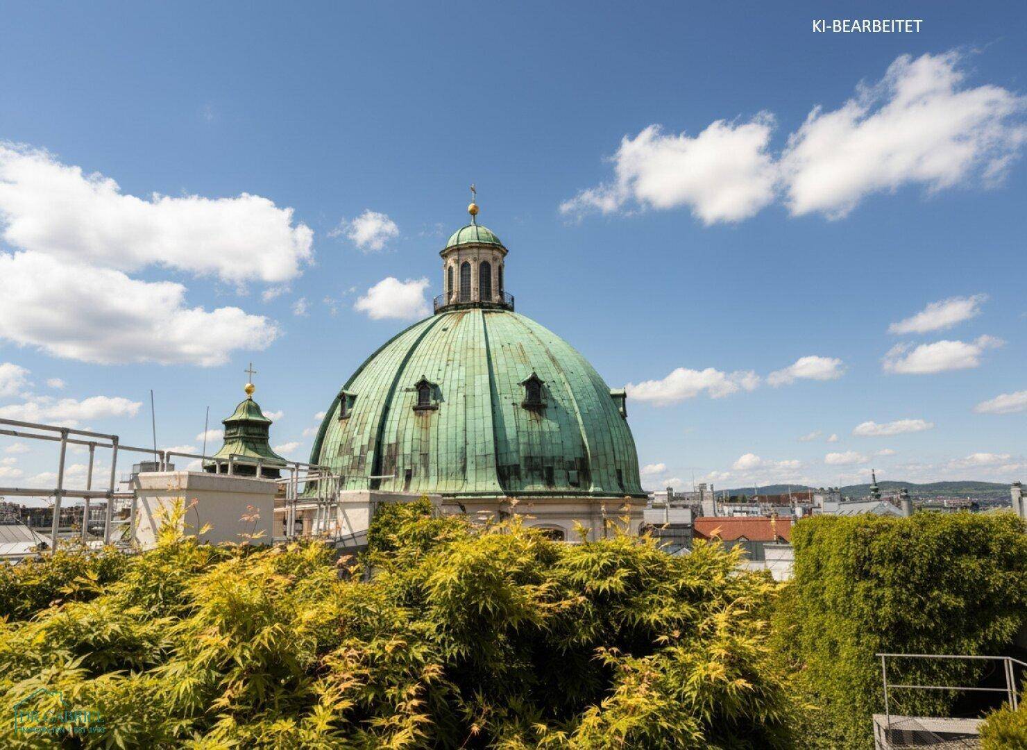 Grüne Dachlandschaft mit Blick auf eine historische Kuppel unter blauem Himmel.