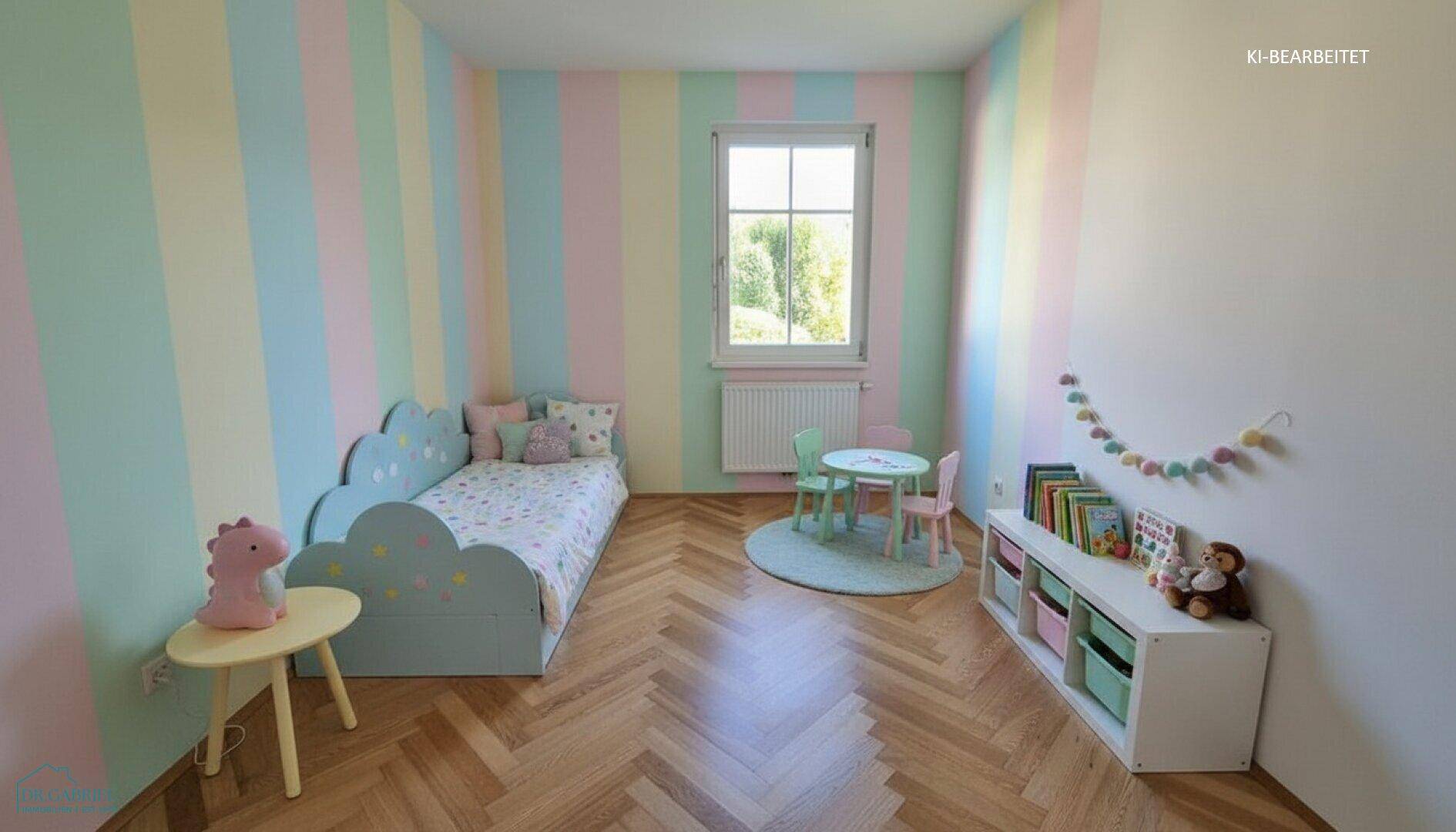 Farbenfrohes Kinderzimmer mit gestreiften Wänden, Holzboden und kindgerechten Möbeln.