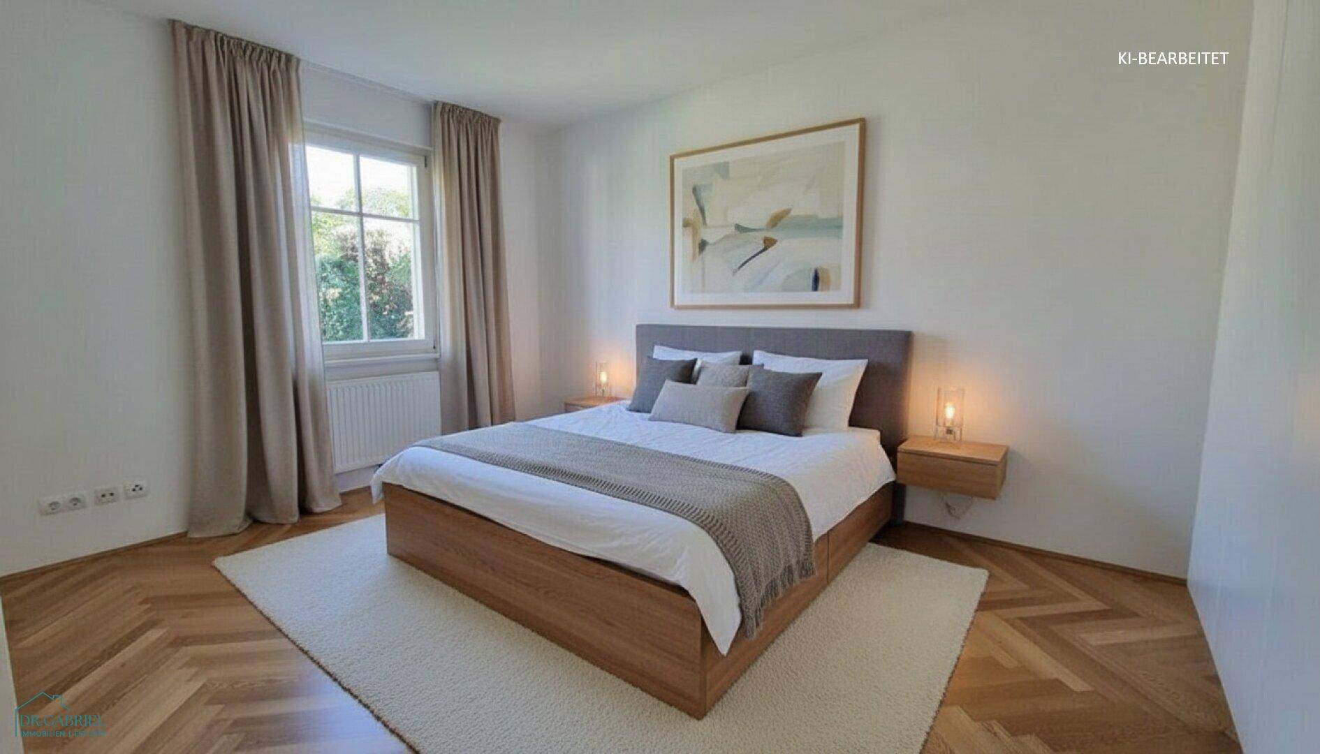 Geräumiges Schlafzimmer mit Doppelbett, elegantem Fischgrätparkett und viel Tageslicht.