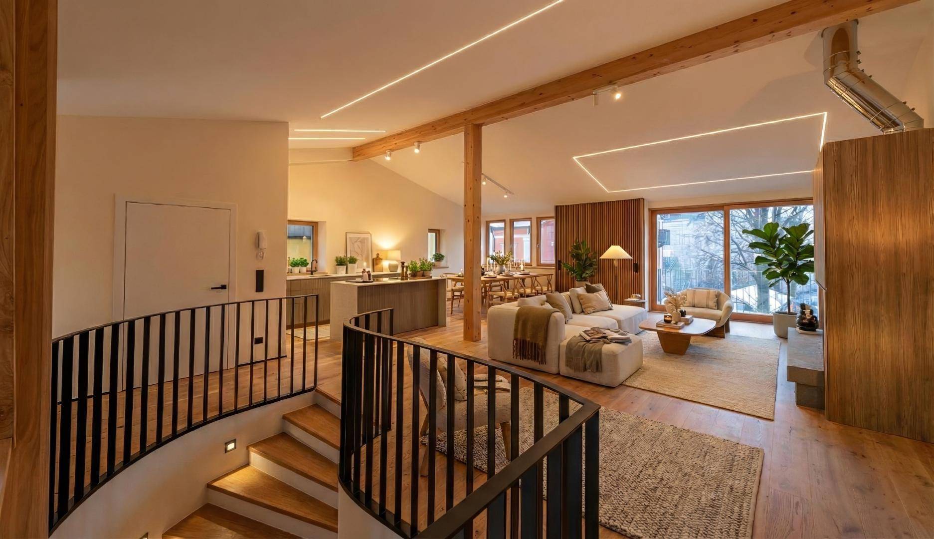 Geräumiger offener Wohnbereich mit moderner Treppe, Holzbalken und viel Tageslicht.
