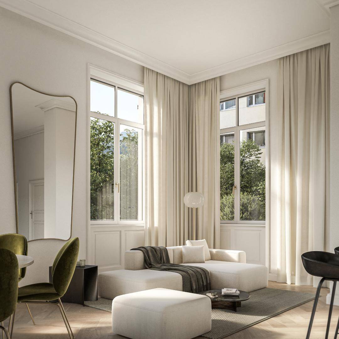 Helles Wohnzimmer mit modernem Sofa, großem Spiegel und Blick ins Grüne durch hohe Fenster.