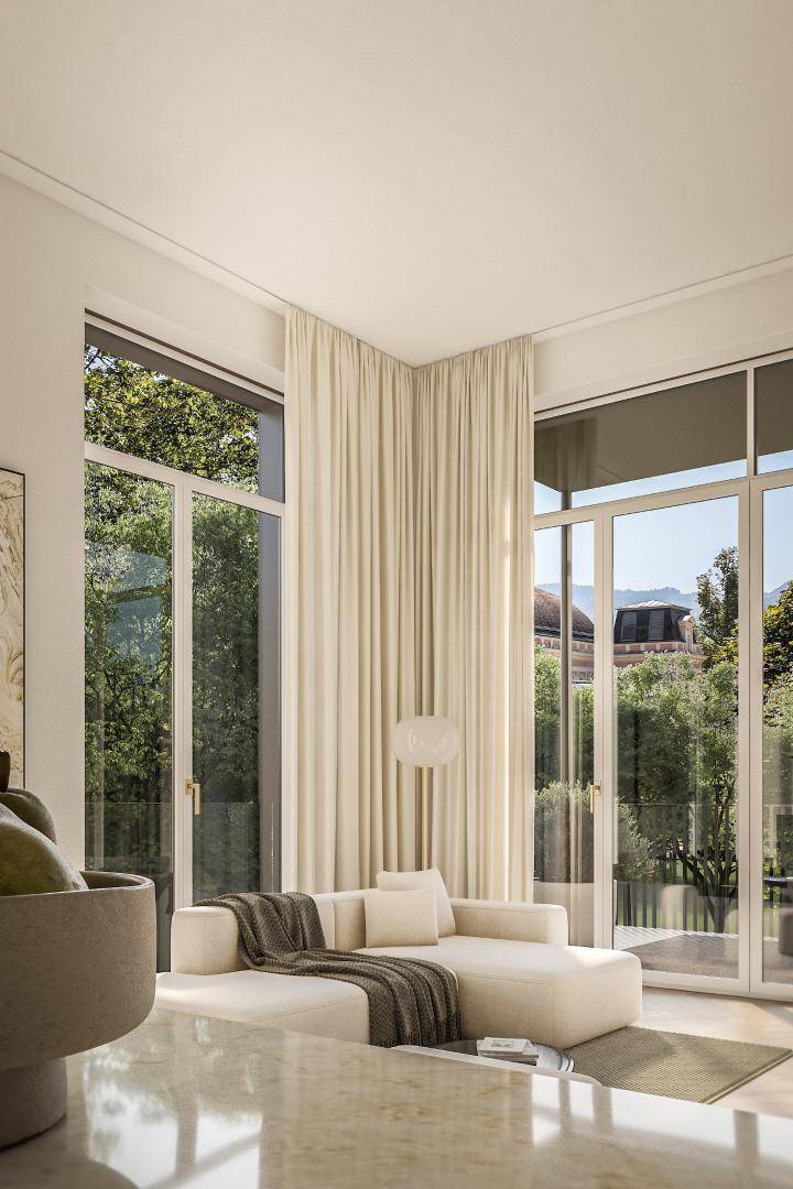 Lichtdurchflutetes Wohnzimmer mit bodentiefen Fenstern, modernem Sofa und Blick ins Grüne.