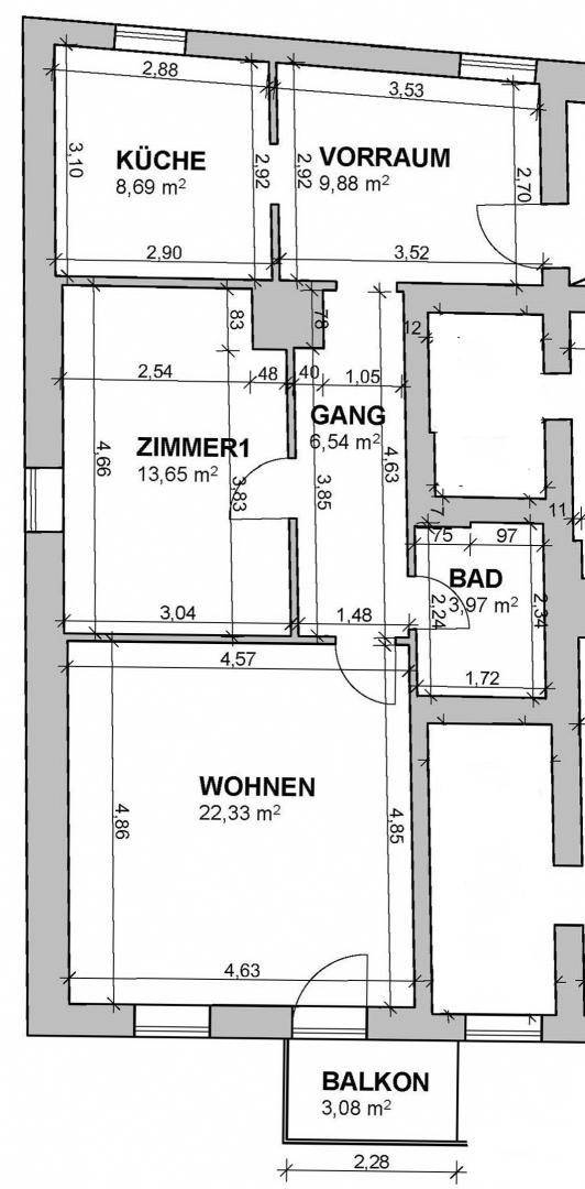 Detaillierter Grundriss mit Küche, Wohnzimmer, Schlafzimmer und Balkon.