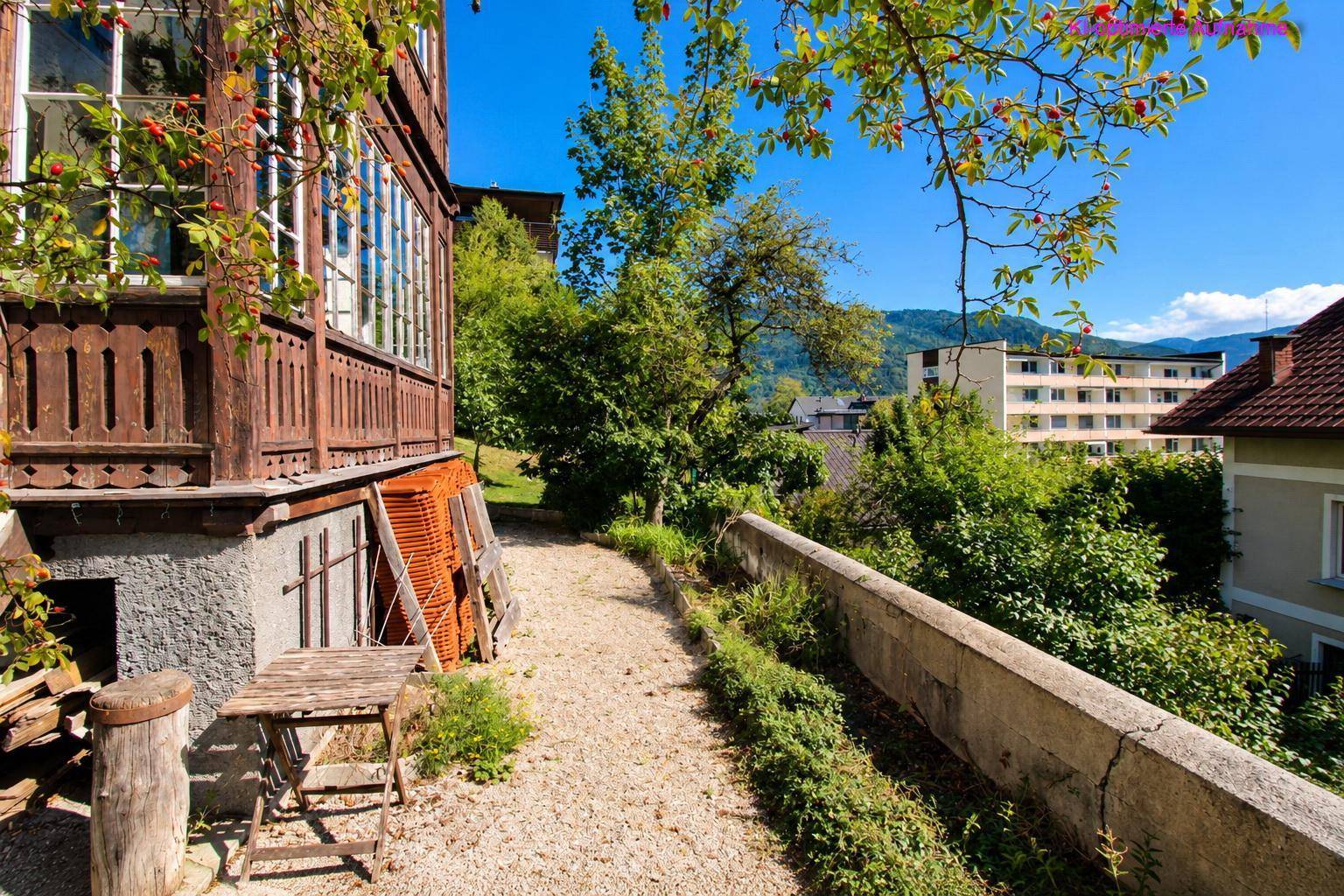 Traditionelle Holzfassade des Hauses mit einem Kiesweg und Blick auf die umliegende Bebauung.