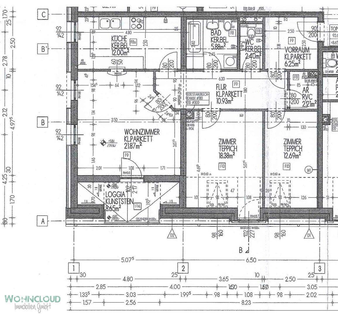 Detaillierter Grundriss einer Wohnung mit Küche, Wohnzimmer, Schlafzimmern und Loggia.