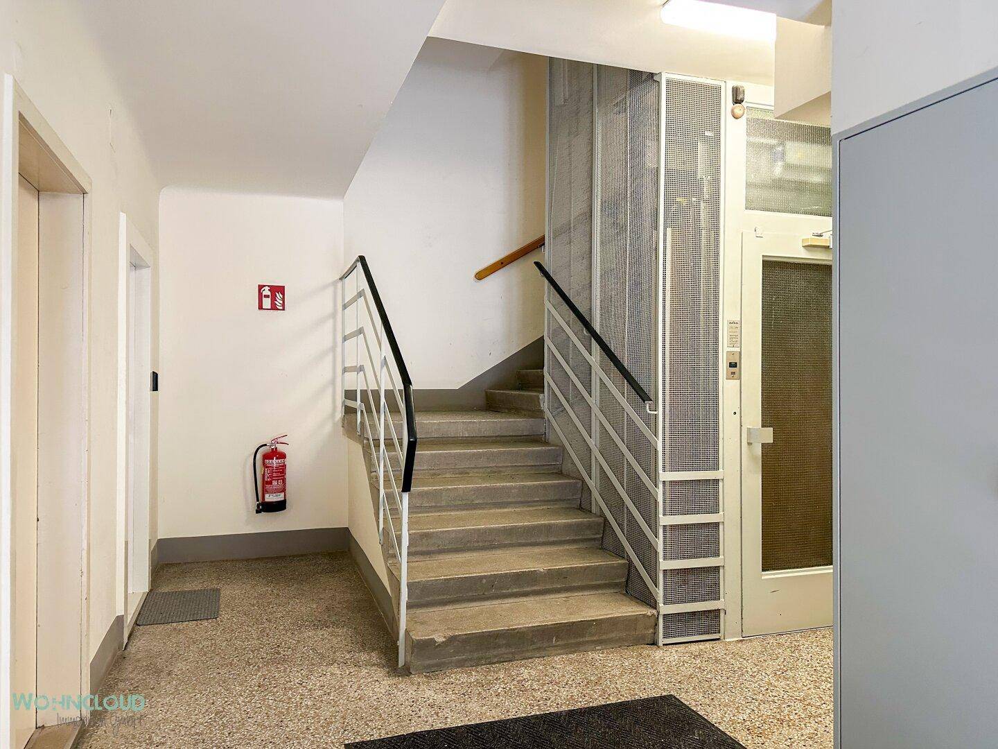 Treppenhaus mit Aufzug und Brandschutzvorrichtungen, verbindet die Etagen des Gebäudes.