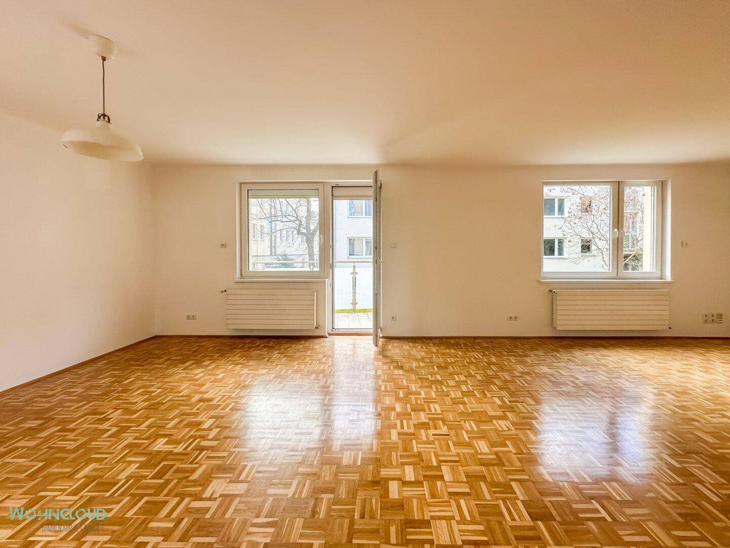 großzügiges Wohnzimmer mit Loggia