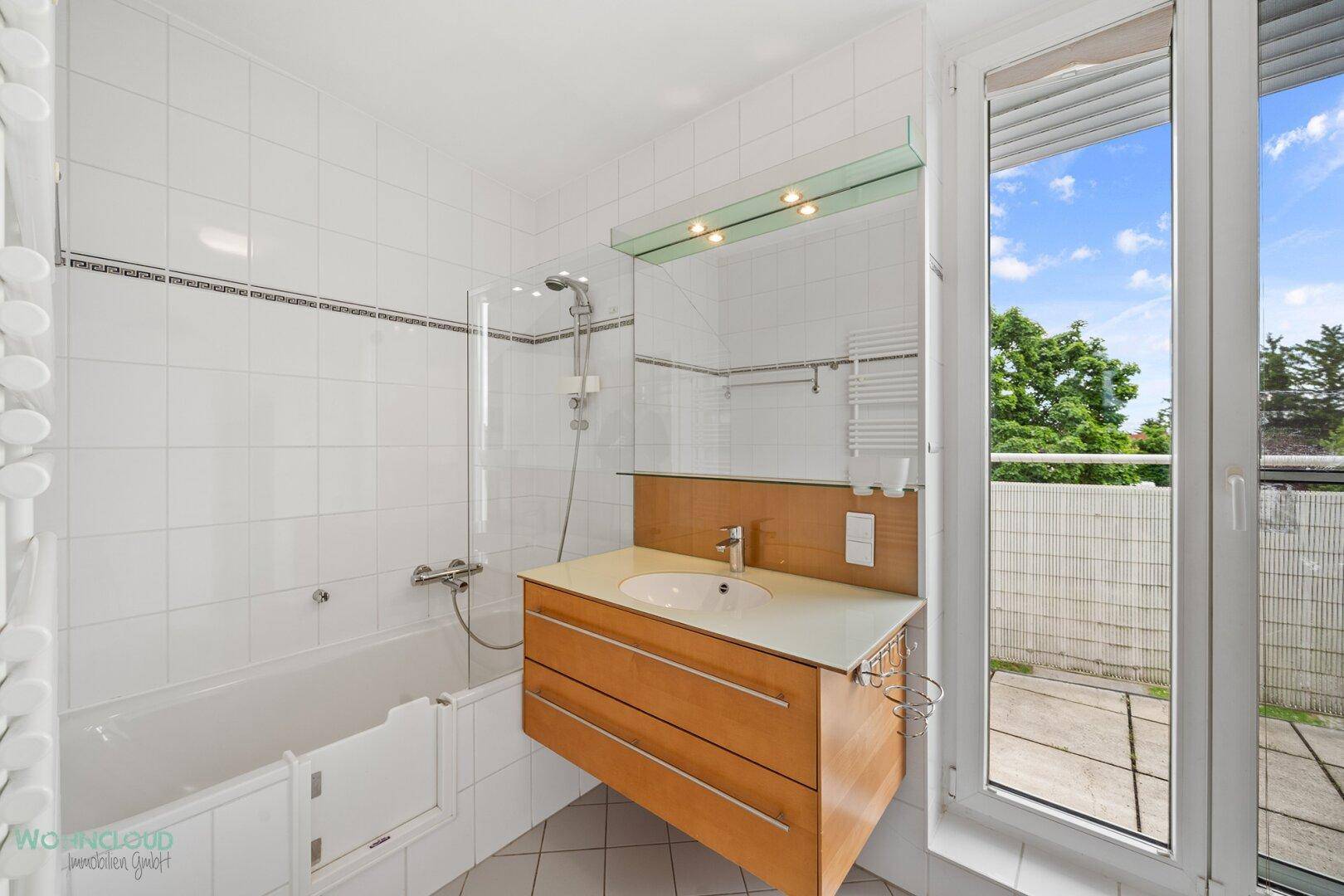 BAD 1 mit Wanne bei Schlafzimmer