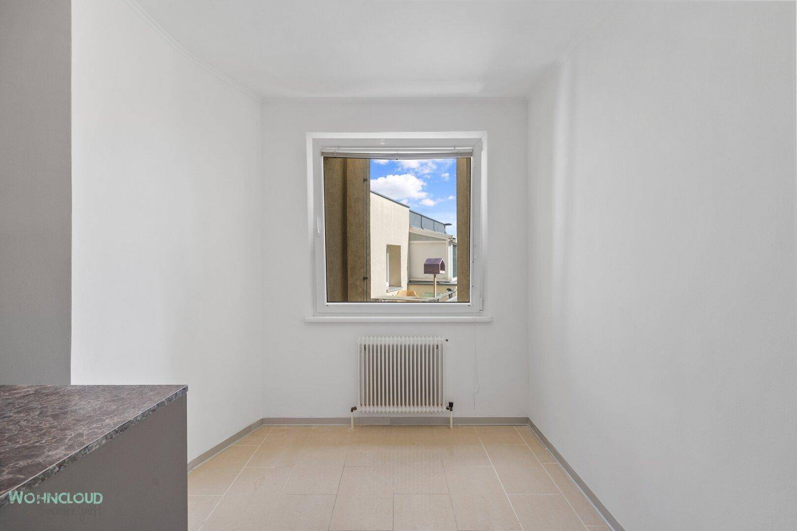 bequemer ESSPLATZ beim Fenster