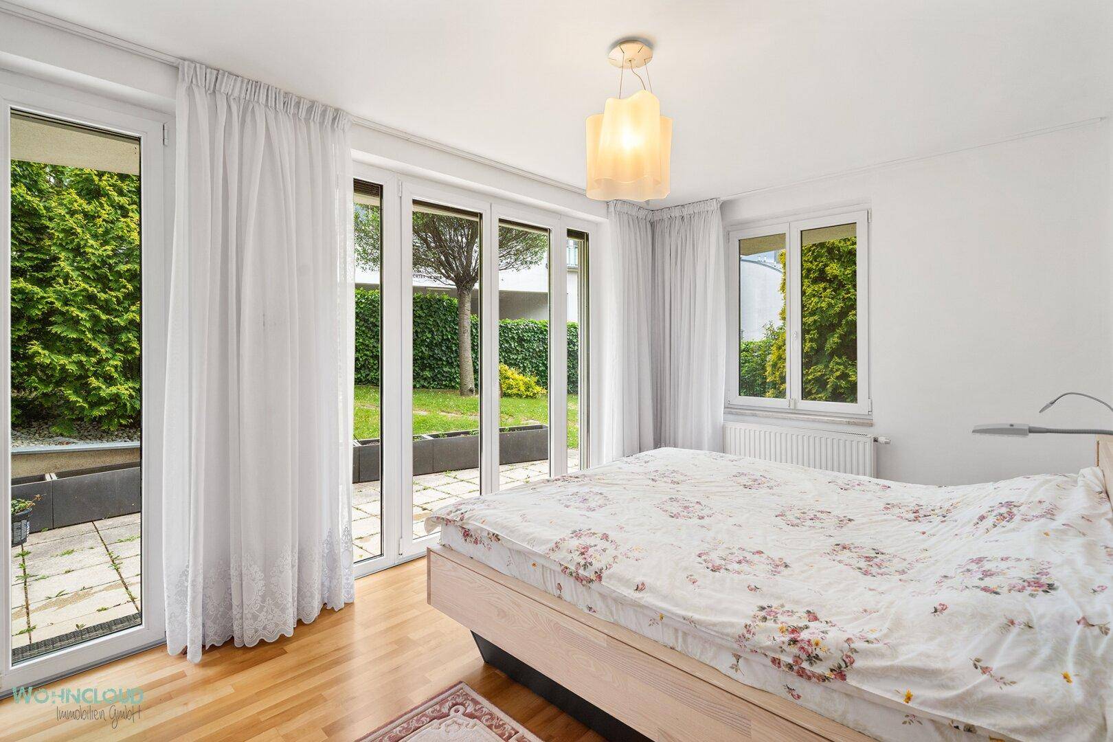 SCHLAFZIMMER MIT GARTENBLICK