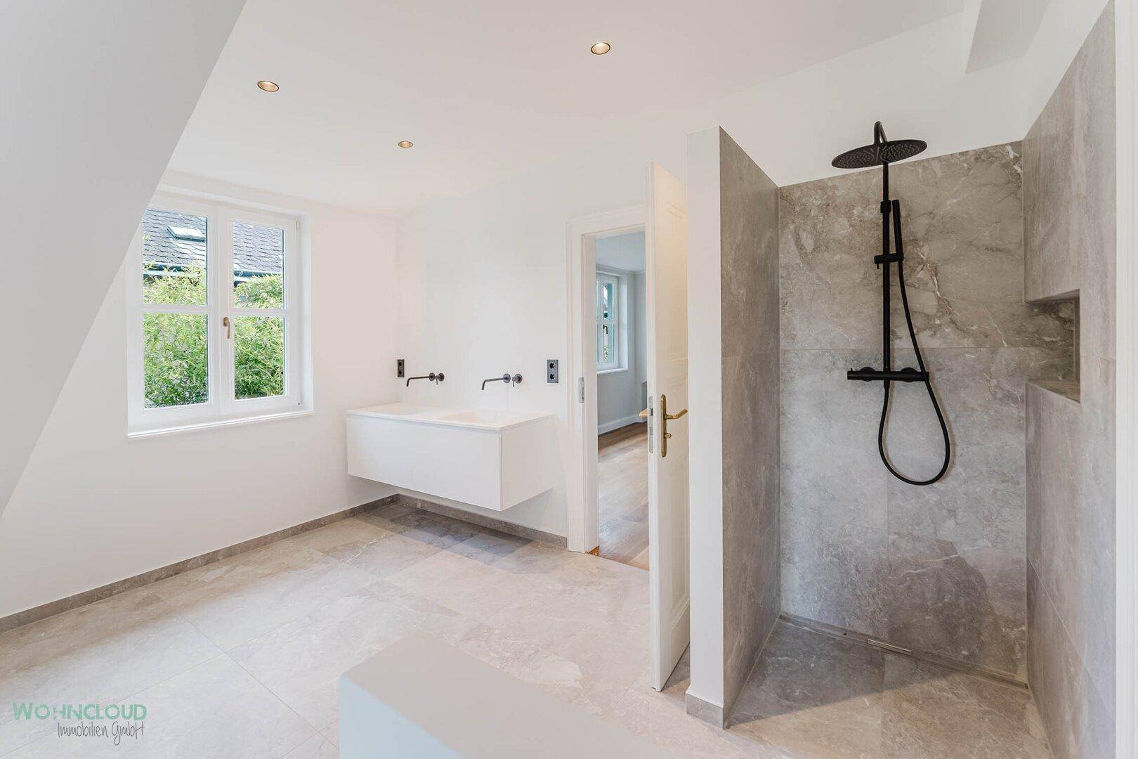BADEZIMMER OG