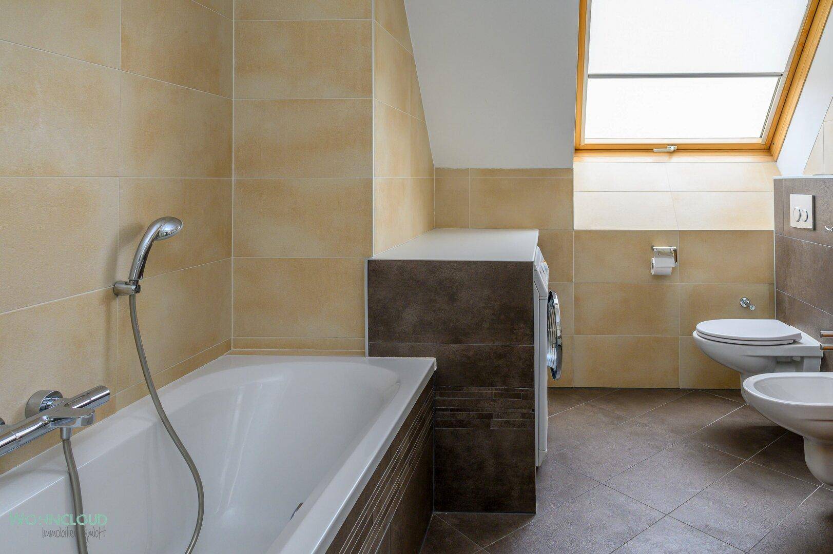 BAD mit WANNE und FENSTER