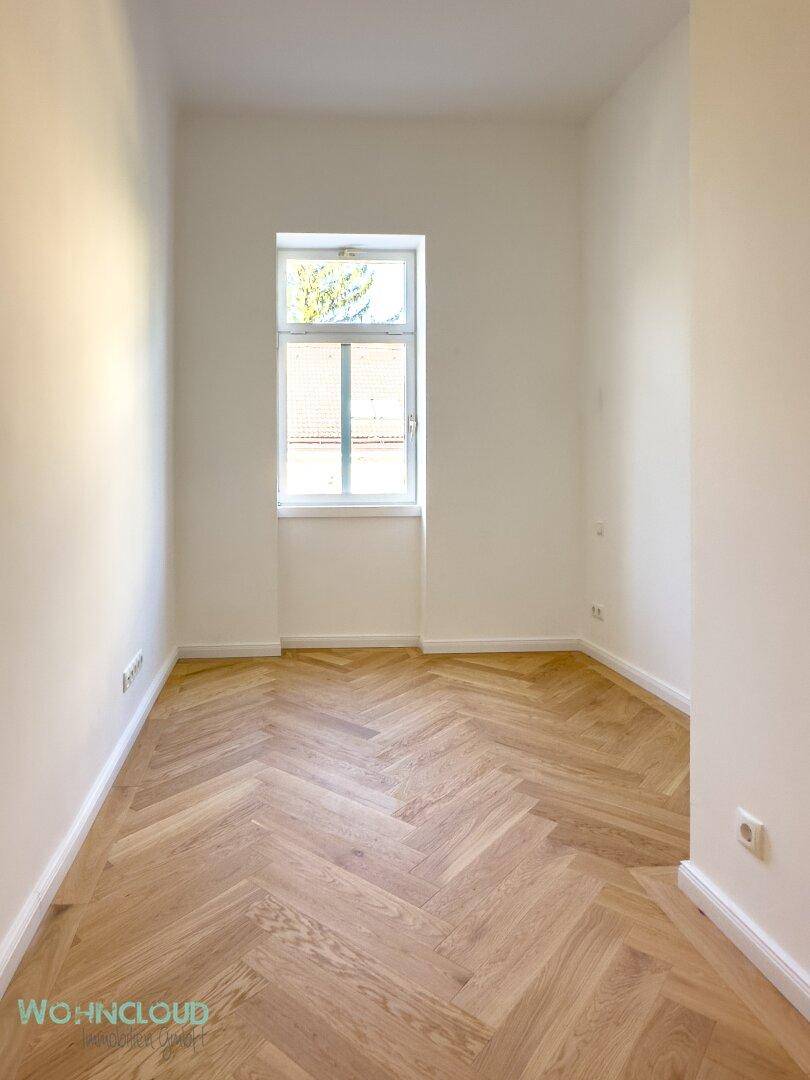 Schmaler, heller Raum mit Fischgrätparkett und einem Fenster, ideal als Arbeitszimmer oder Kinderzimmer nutzbar.