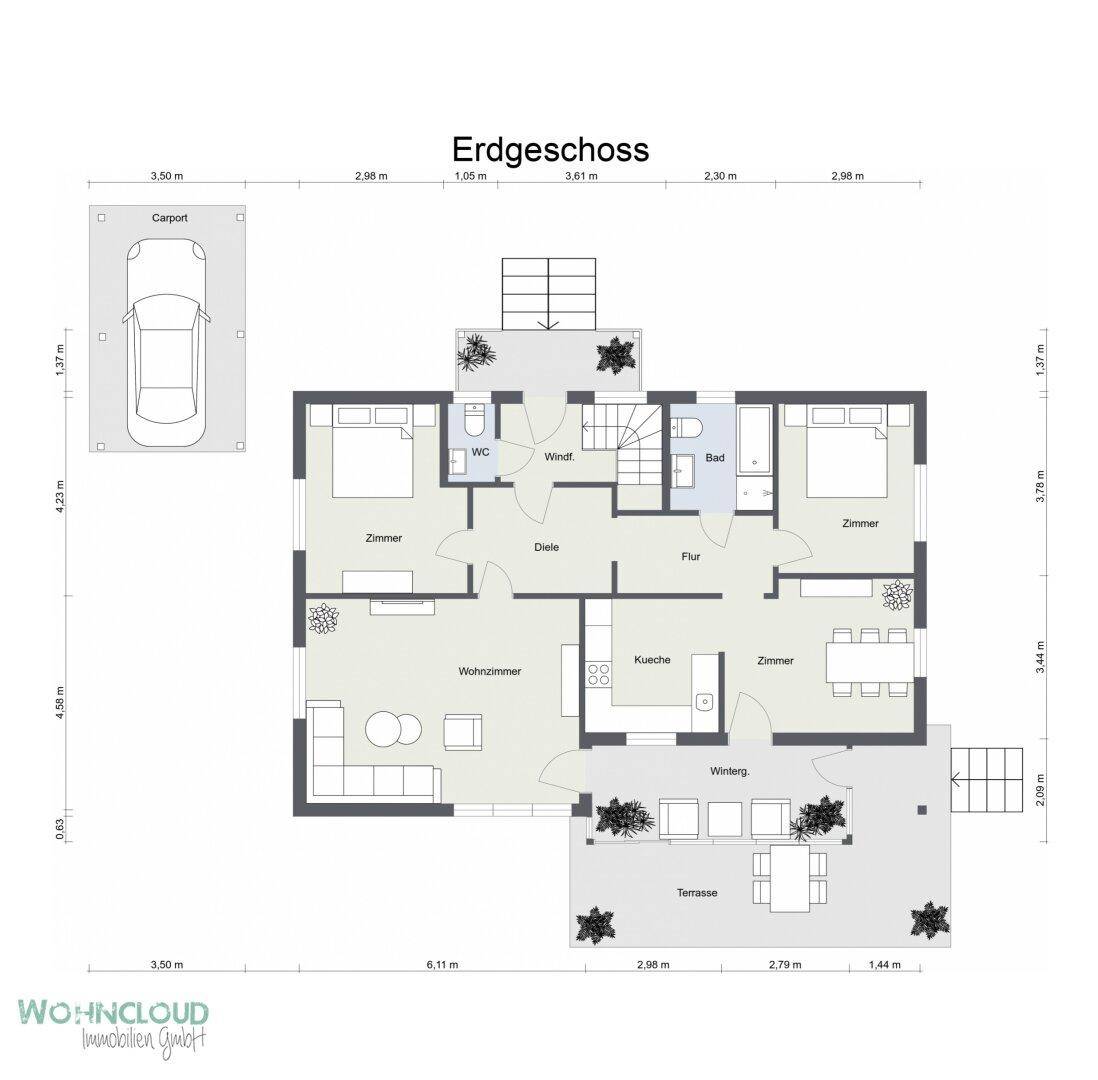 Grundriss des Erdgeschosses mit Wohnzimmer, Küche, Schlafzimmern und Terrasse.