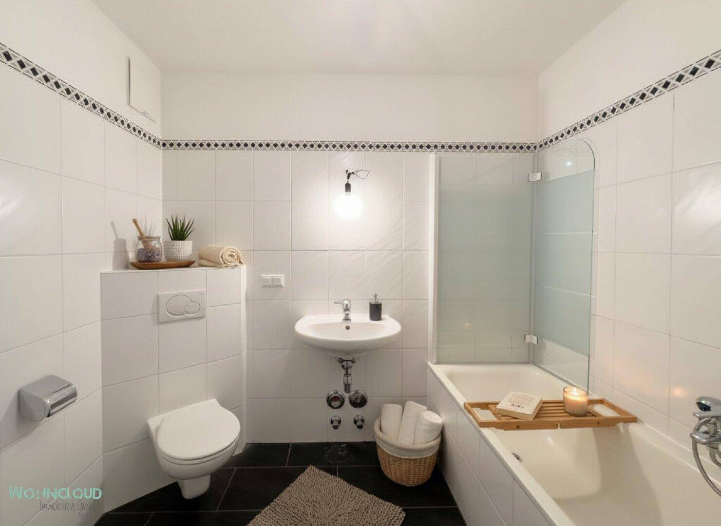 Helles Badezimmer mit Badewanne, Duschabtrennung, WC und modern gefliesten Wänden und Böden.