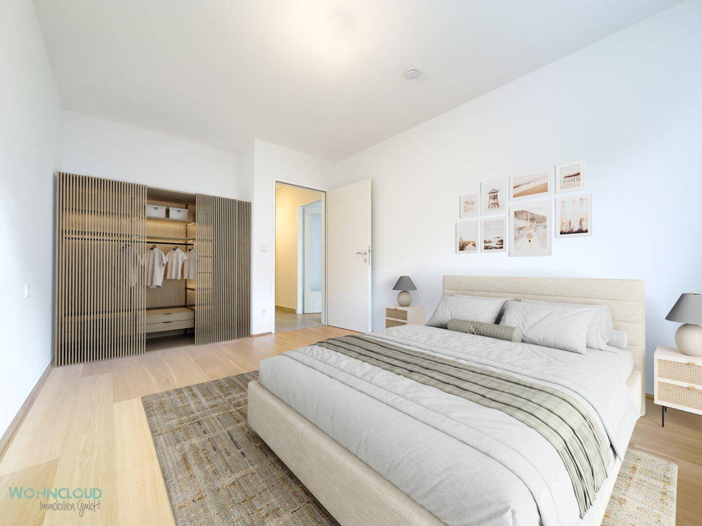 Helles Schlafzimmer mit Holzboden, Doppelbett und integriertem Kleiderschrank.