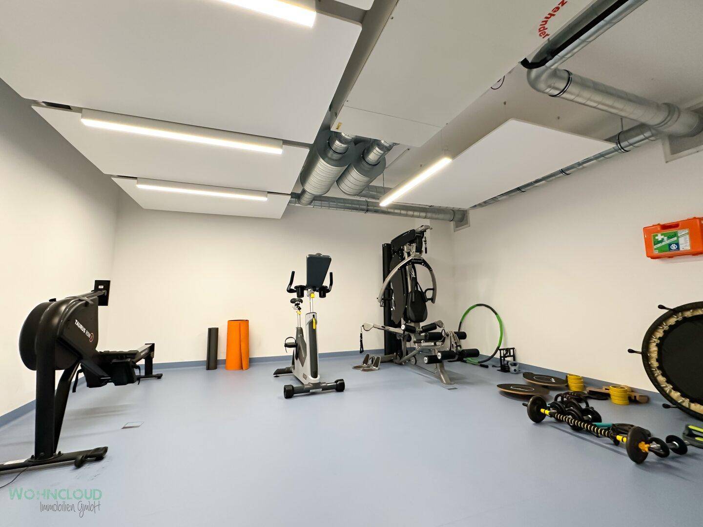 Gut ausgestatteter Fitnessraum mit verschiedenen Trainingsgeräten für die Bewohner.