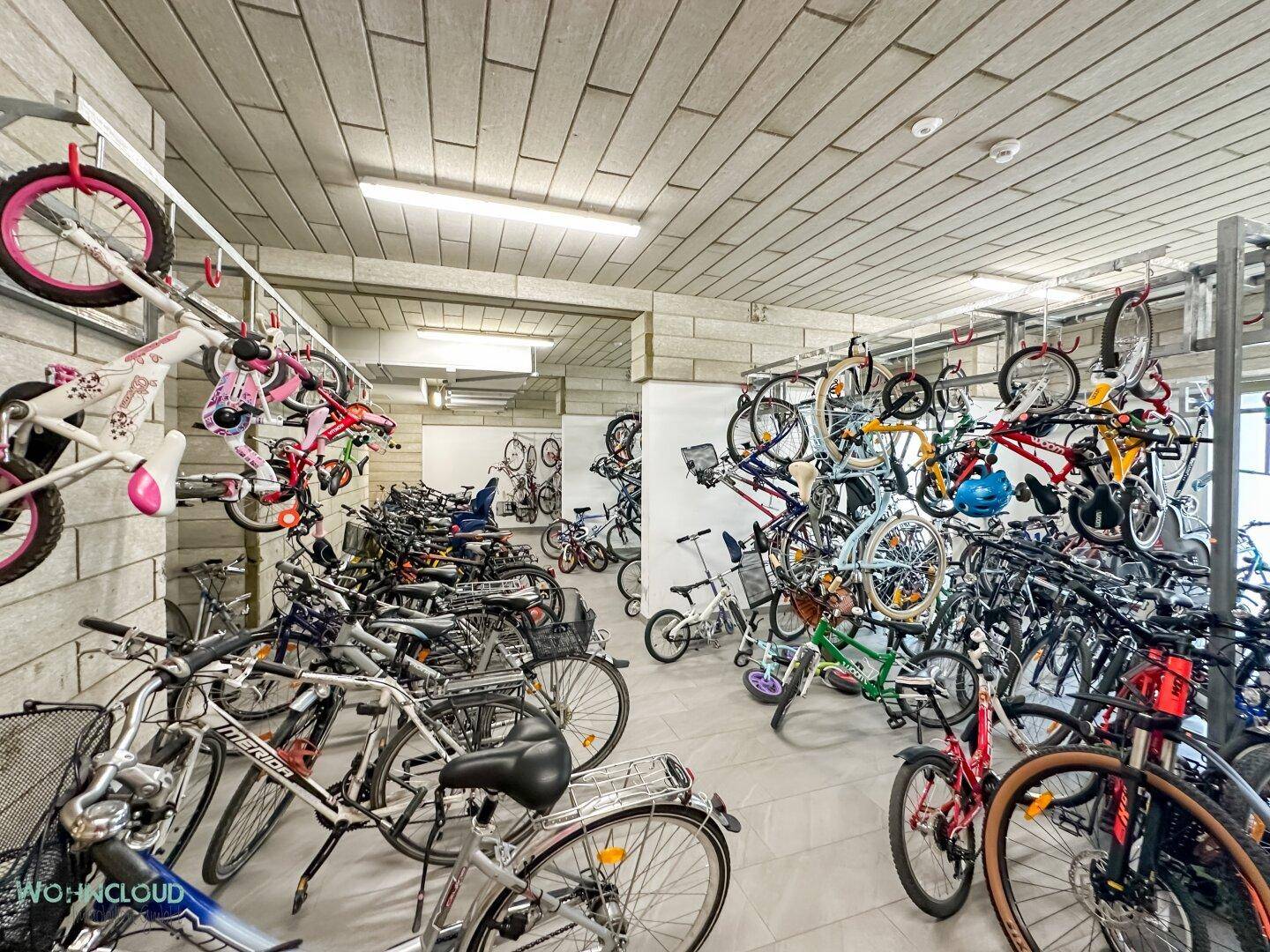 Geräumiger Fahrradraum im Untergeschoss des Gebäudes mit vielen Abstellmöglichkeiten.