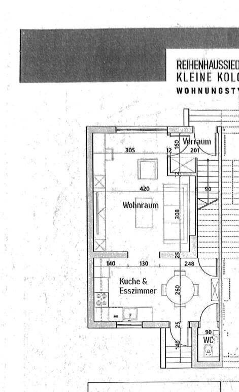 Grundriss des Erdgeschosses mit Wohnraum, Küche und Esszimmer sowie separatem WC.