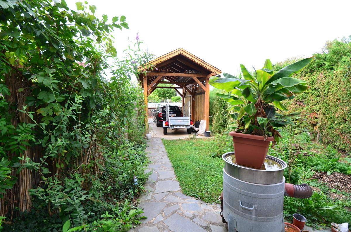 Carport und Garten