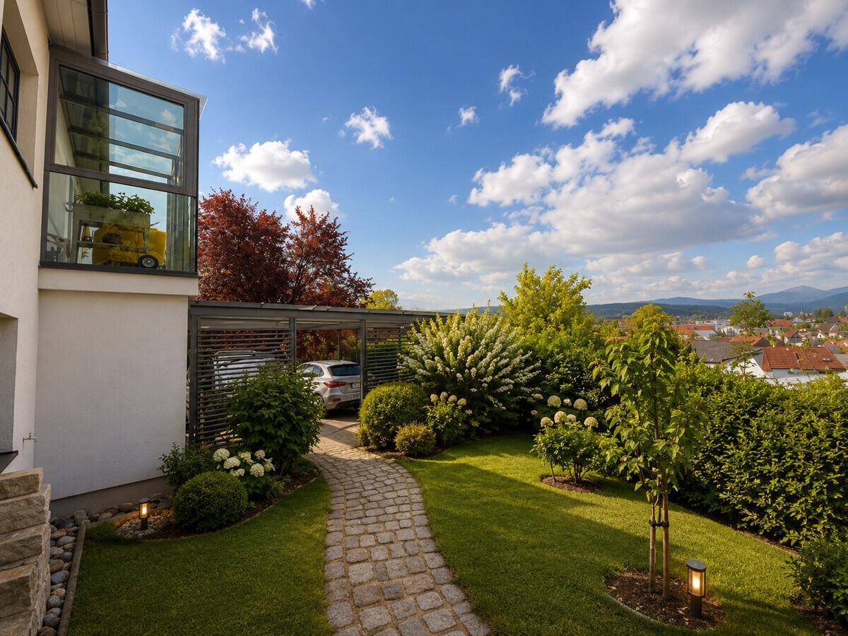Gepflegter Gartenweg führt zum Carport eines modernen Hauses mit Panoramablick.