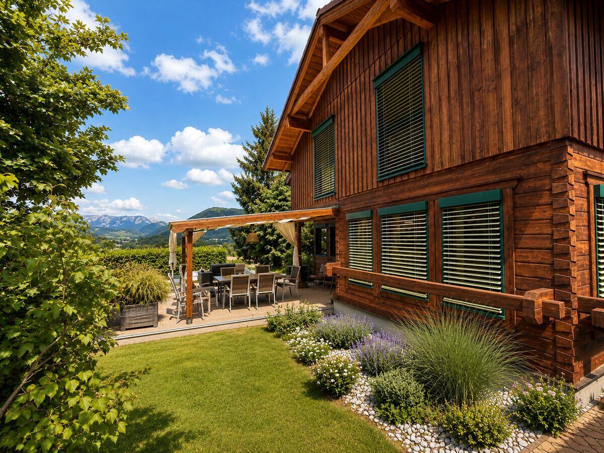 Charmantes Holzhaus mit gepflegtem Garten, Terrasse und Bergblick.