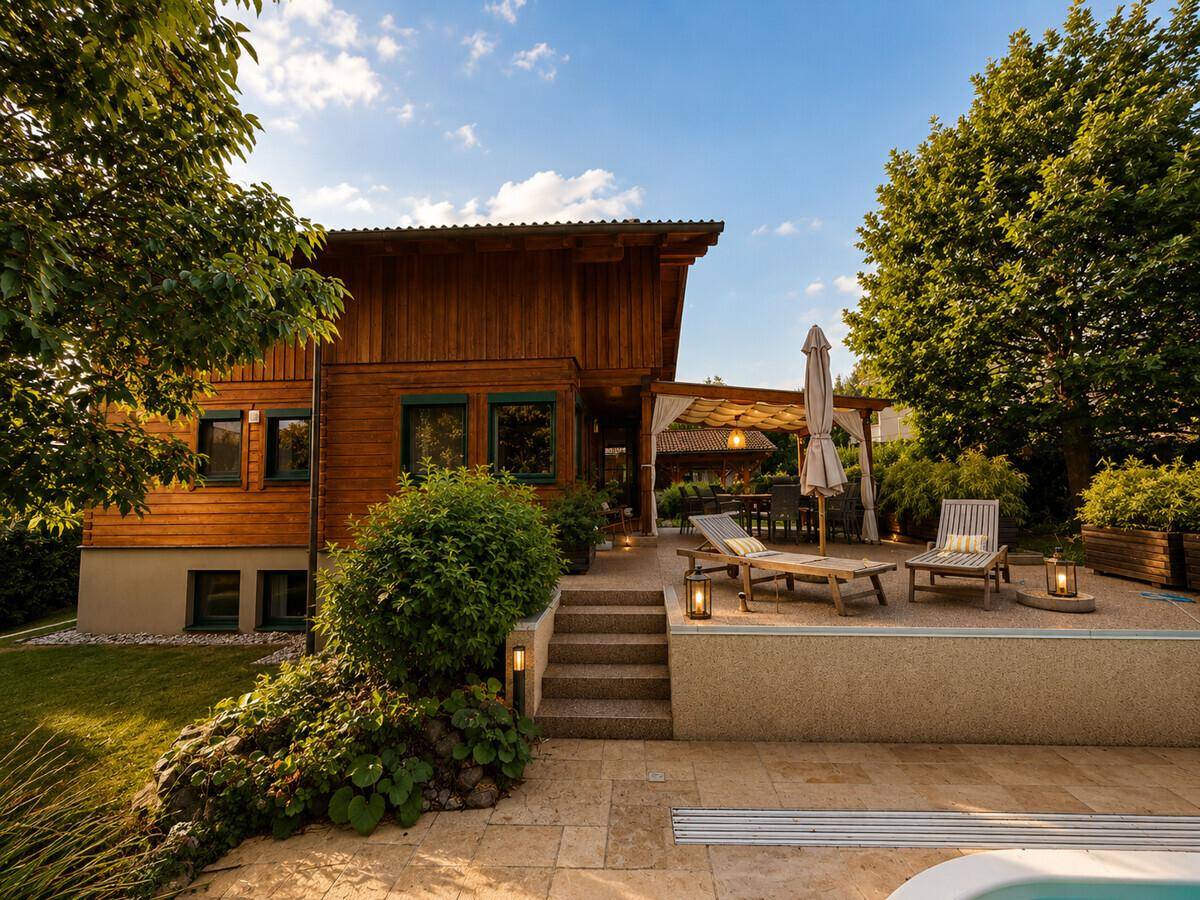 Charmantes Holzhaus mit Poolbereich und gepflegtem Garten in sonniger Lage.