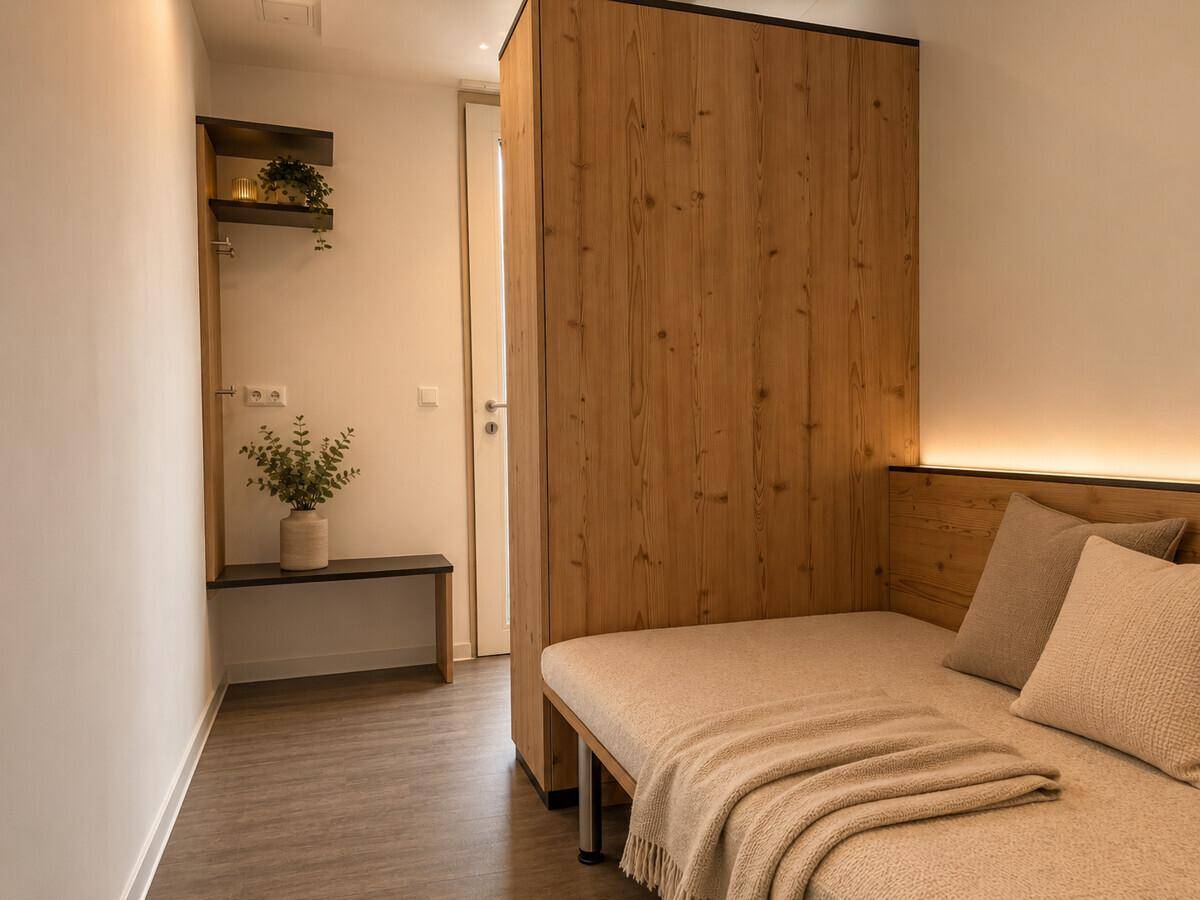 Gemütliches Schlafzimmer mit Holzelementen, Bett und integriertem Stauraum.