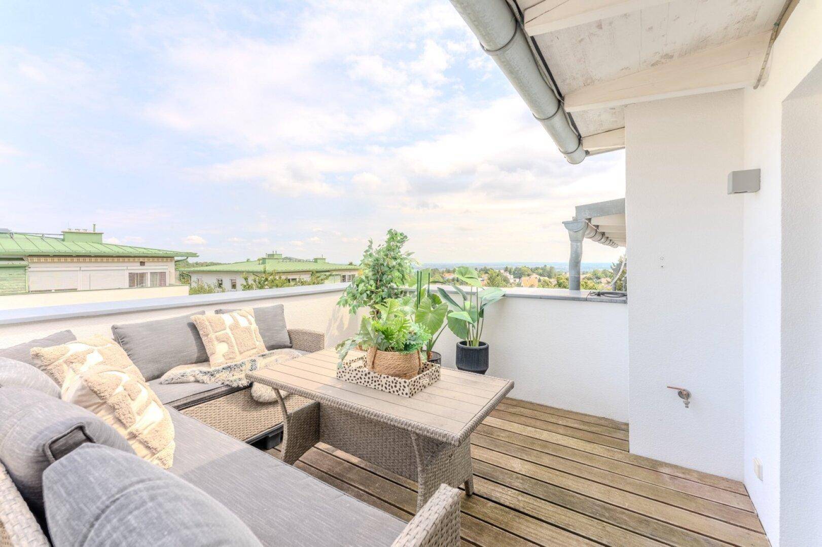 Dachterrasse. Mit schönem Rundumblick und Blick Richtung Wien