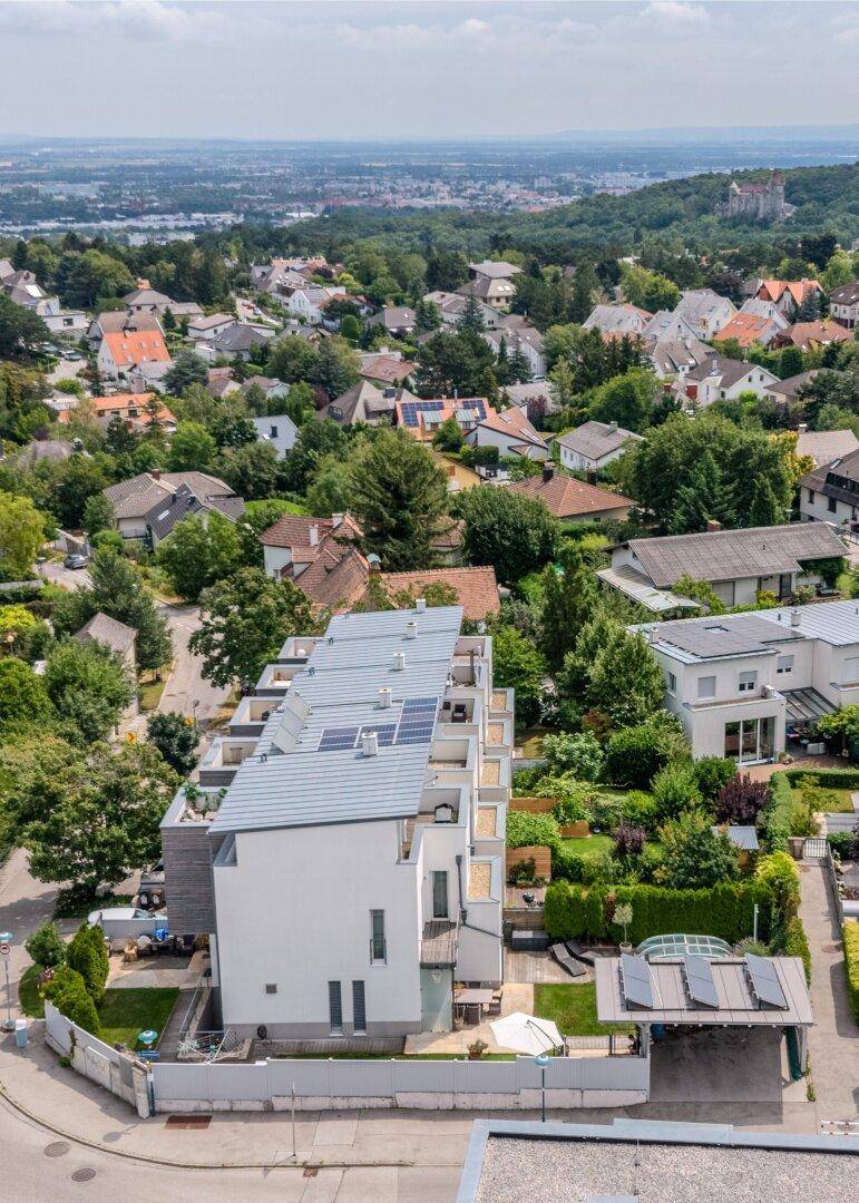 Gießhübl, Das Eckreihenhaus sehen Sie im Vordergrund mit dem eigenen Doppelcarport