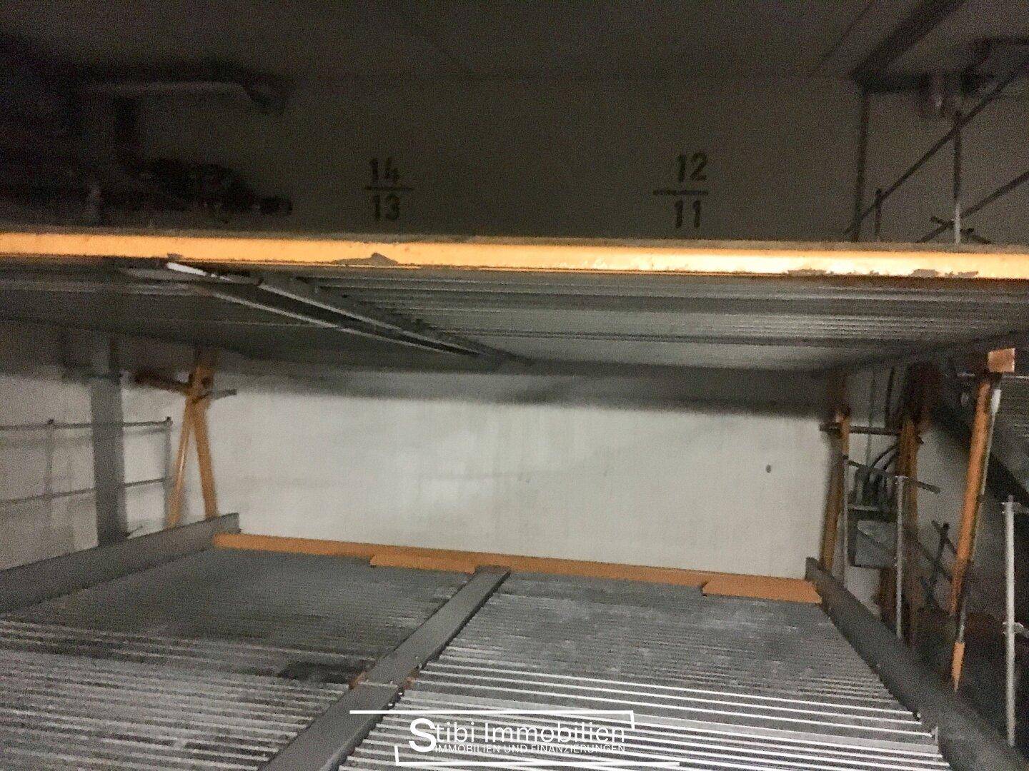 Weitere Ansicht des Doppelparker-Systems in der Tiefgarage mit nummerierten Stellplätzen.