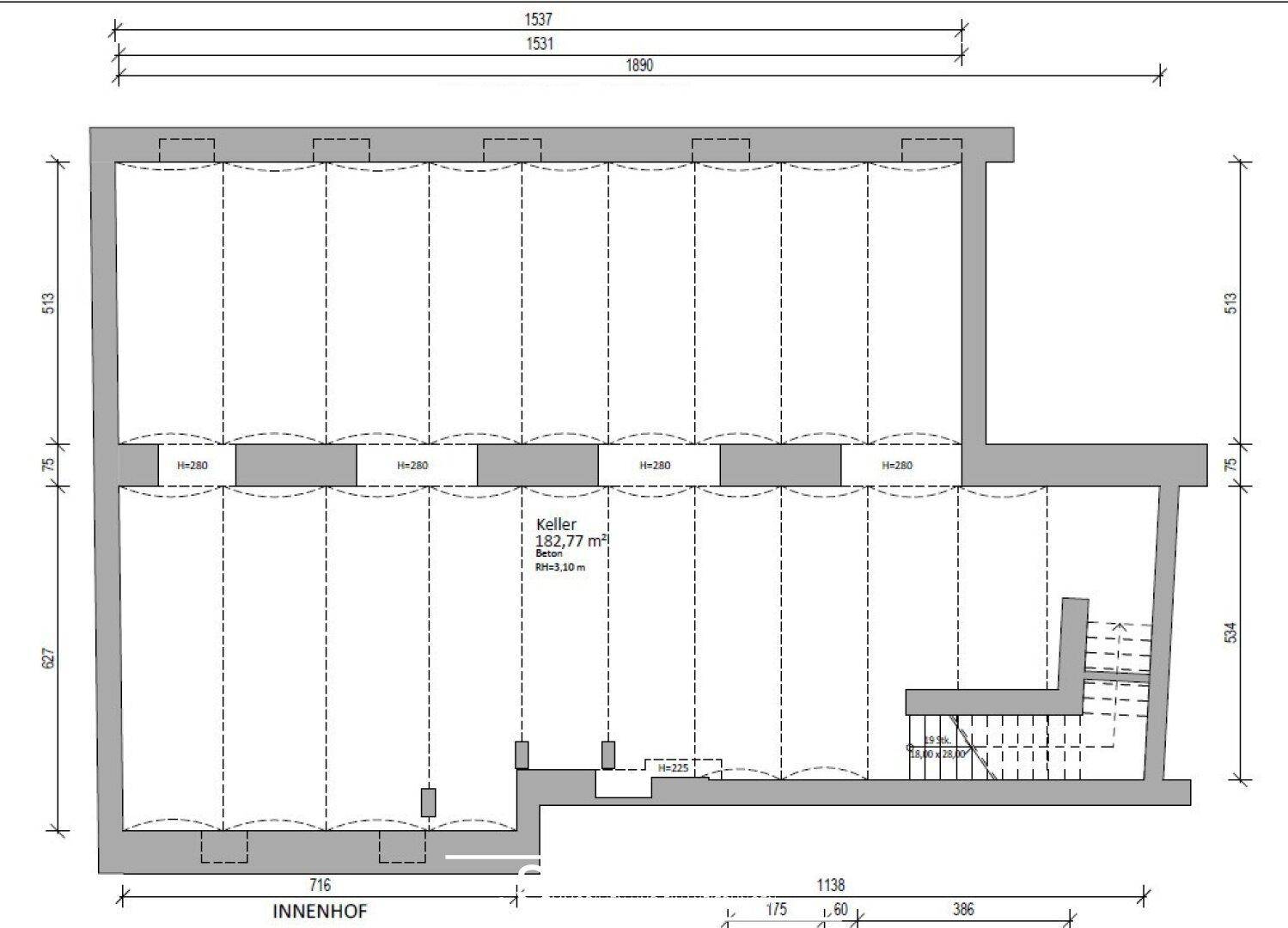 Grundriss des Kellergeschosses mit einem großen Kellerraum und Zugang über eine Treppe.