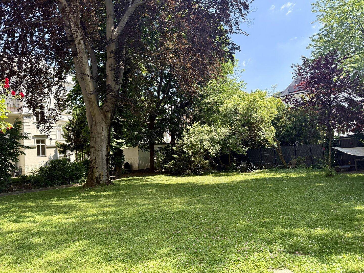 Großer, gepflegter Garten mit weitläufiger Rasenfläche und altem Baumbestand.