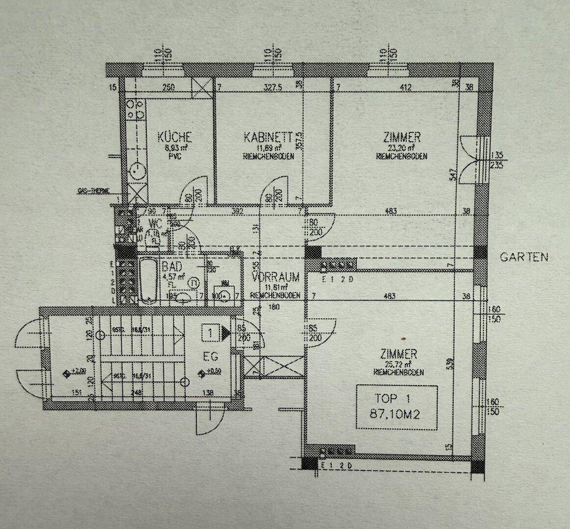 Grundriss der Wohnung mit Küche, Bad, WC, Vorraum und drei Zimmern sowie Garten.