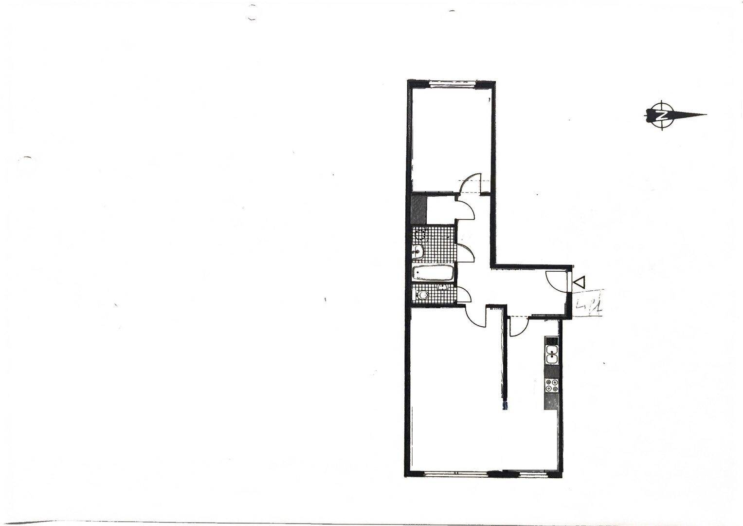 Grundriss einer kleinen Wohnung mit Schlafzimmer, Bad und offenem Wohnbereich.