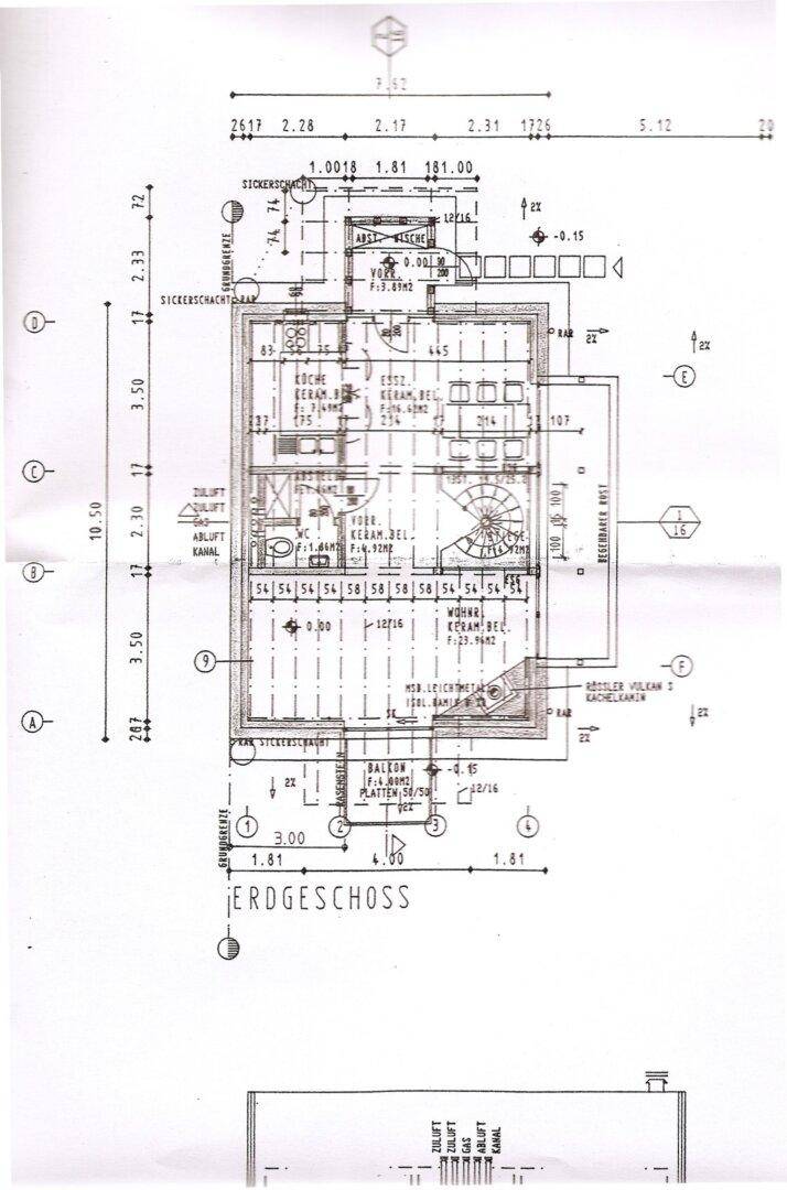 Grundriss des Erdgeschosses mit offener Küche, Ess- und Wohnbereich, Gäste-WC, Abstellraum und Balkon.