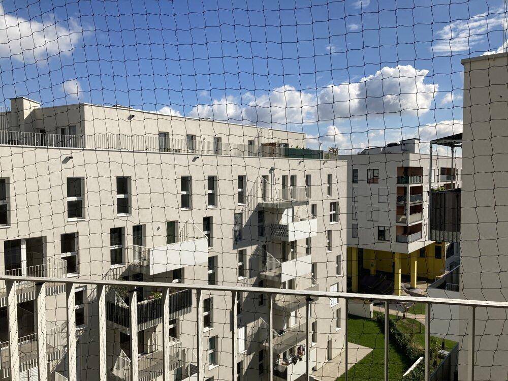 Blick von einem Balkon auf die umliegenden modernen Wohngebäude.