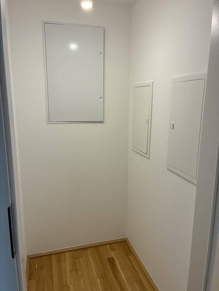 Praktischer Abstellraum mit hellem Parkettboden und weißen Wänden, ideal für Lagerzwecke.
