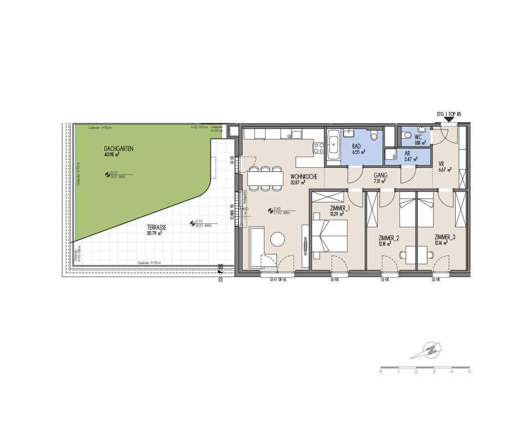 Grundriss einer Wohnung mit Wohnküche, drei Zimmern, Bad, WC und großem Dachgarten mit Terrasse.