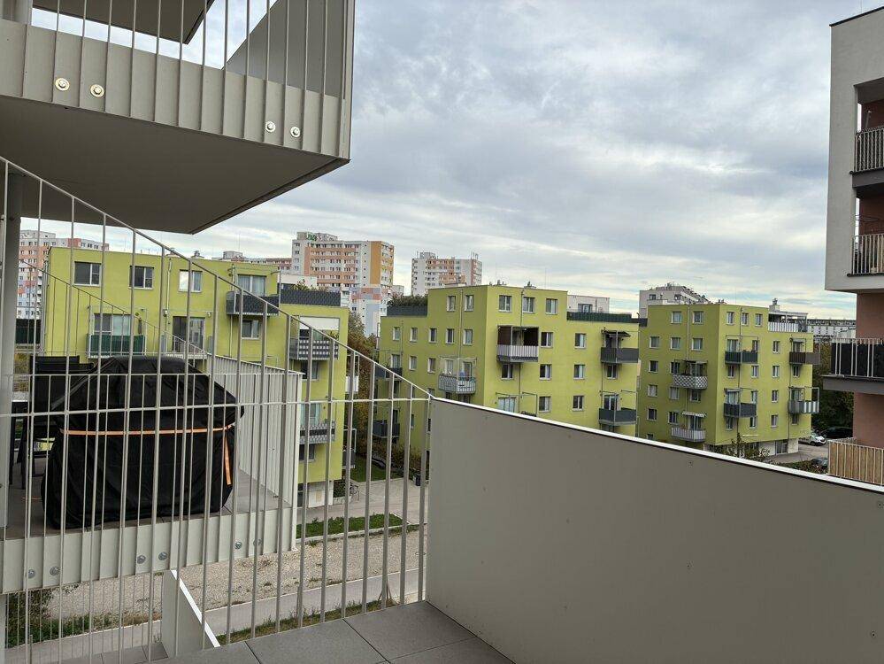 Balkon mit Blick auf die umliegenden Wohngebäude und die Nachbarschaft.