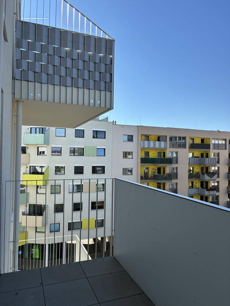 Blick von einem Balkon auf die moderne Architektur der benachbarten Gebäude.