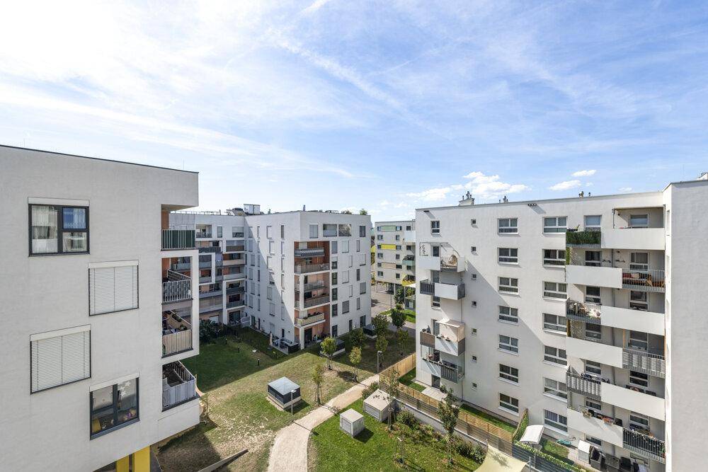 Überblick über eine moderne Wohnanlage mit mehreren Gebäuden und Grünflächen.