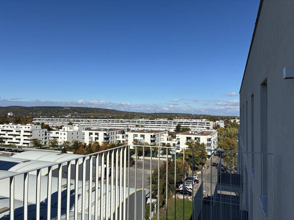 Weitläufiger Ausblick vom Balkon über die Stadt und die umliegende Landschaft.