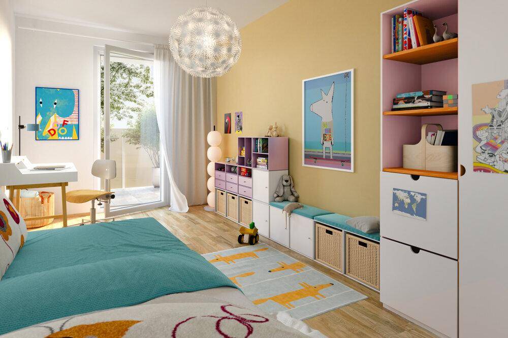 Helles Kinderzimmer mit Holzboden, bunten Möbeln und Zugang zu einem Außenbereich.