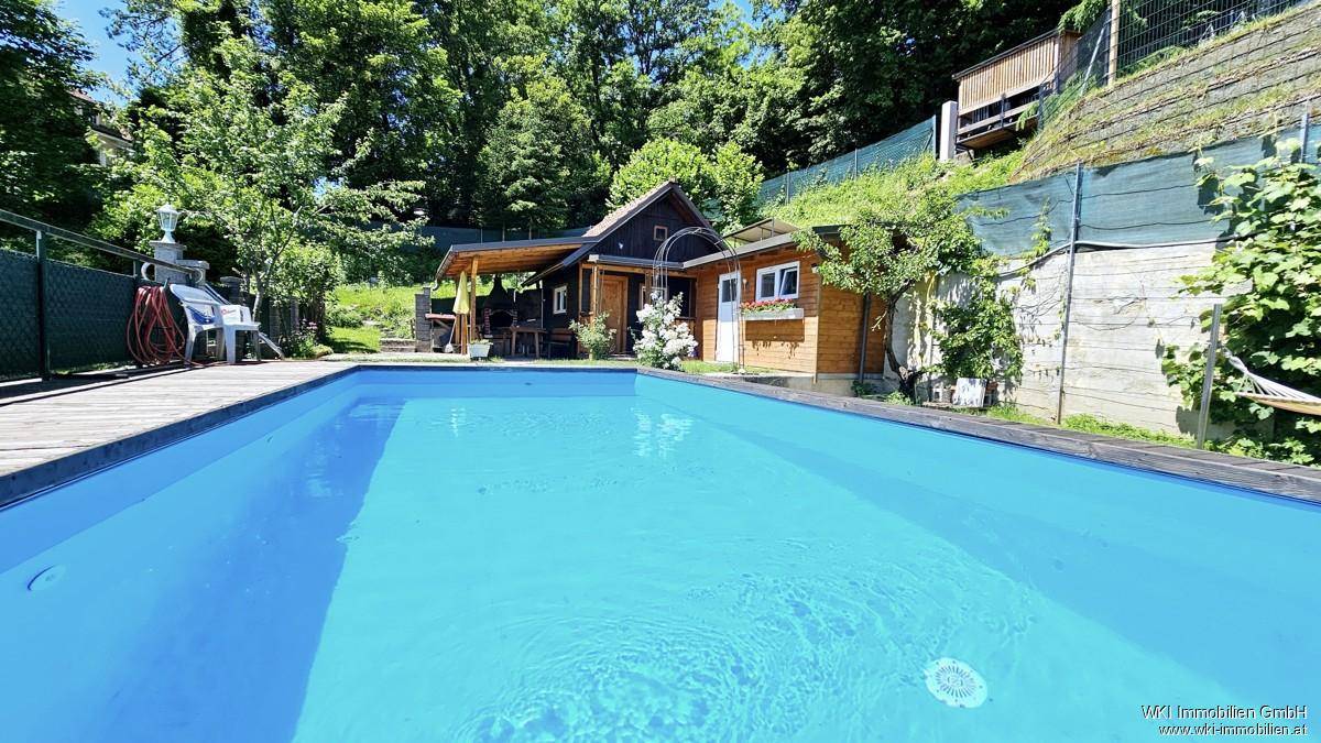 Pool mit Gartenhaus