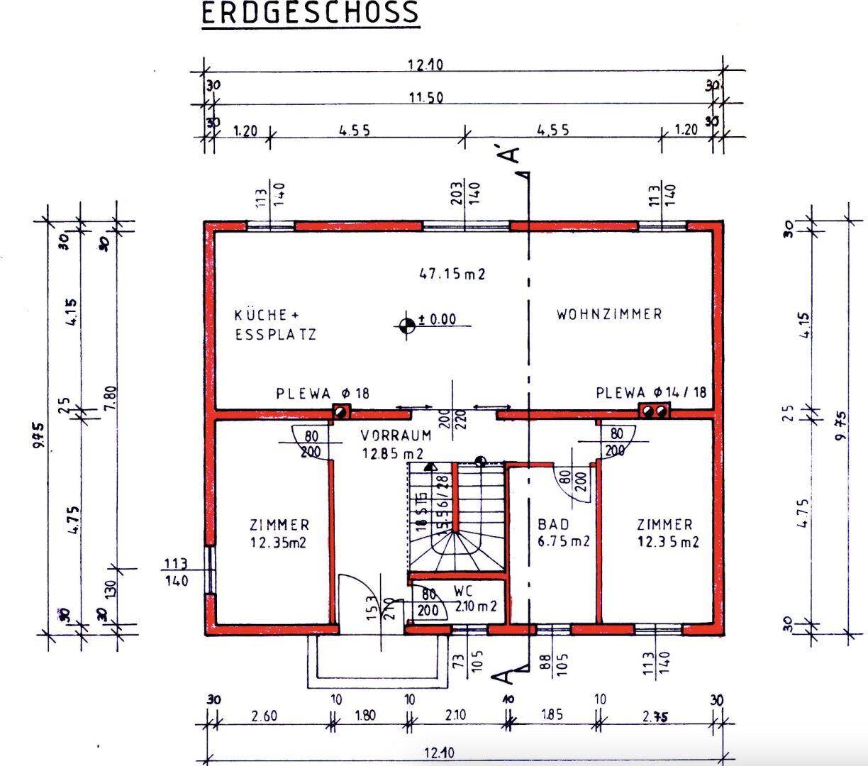 Grundriss des Erdgeschosses mit Wohnzimmer, Küche, zwei Zimmern und Bad.