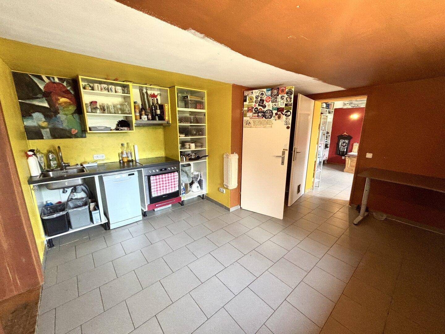 Kleine Küchenzeile mit Spüle, Herd und Stauraum, ideal für eine kompakte Wohnung oder ein Studio.