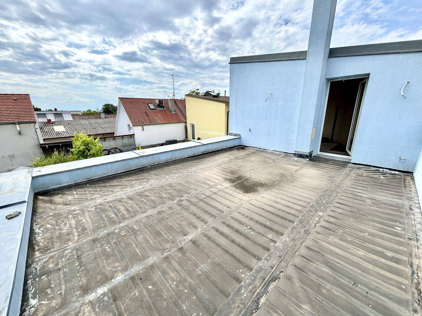 Weitläufige Dachfläche mit Potenzial für eine Dachterrasse und Blick auf die Umgebung.
