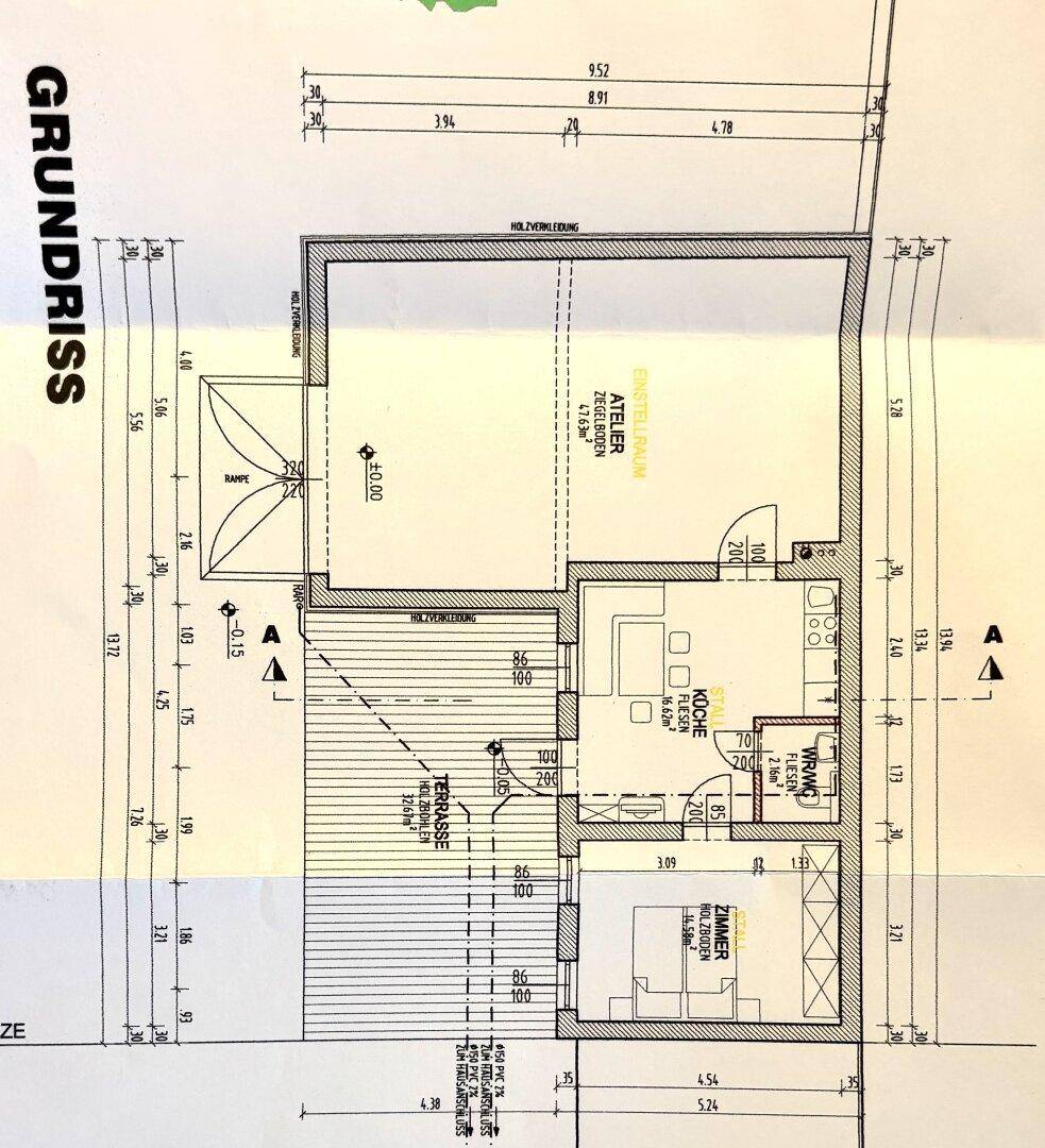Grundriss des Erdgeschosses mit Atelier, Küche, Wohnzimmer, einem weiteren Zimmer und Terrasse.